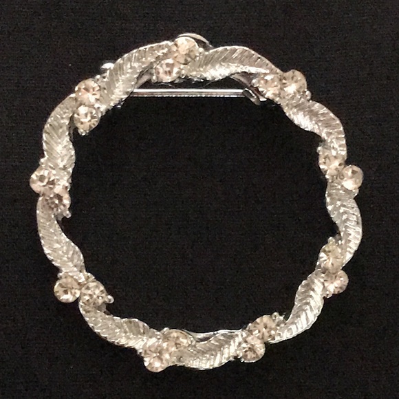 Pretty Vintage Silvertone GERRY'S Clear Rhinestone Round Wreath Brooch Pin - Picture 7 of 9